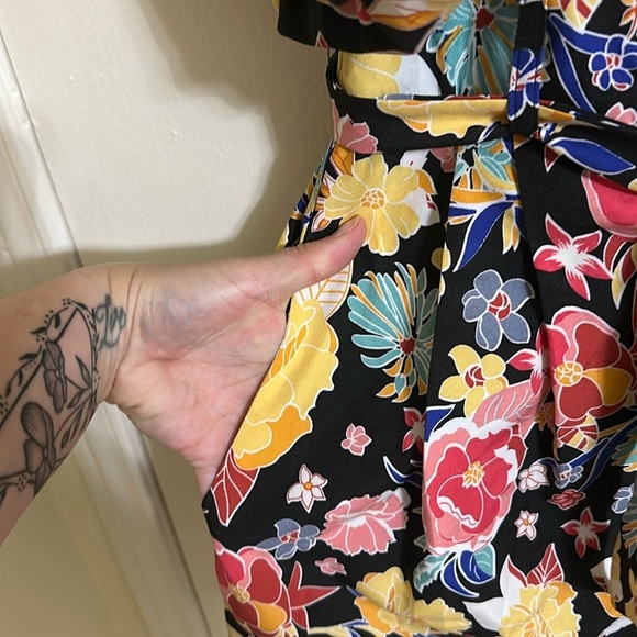 NWT Entro Carly Floral Romper Large - Picture 9 of 9